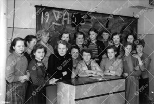 Turun yhteislyseo vanhassa postitalossa Kauppatorin kulmassa.  Luokan V A tytöt vuodelta 1953.