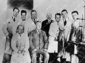 Turun yliopiston ensimmäisiä kemian opiskelijoita vuonna 1923. FM  Sipi Siintola oli kemian labora