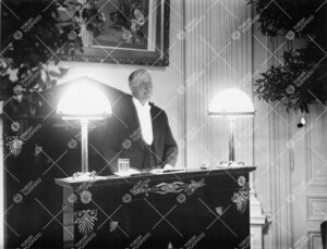 TY:n rehtori (1934-1945) E.W.Juvelius Phoenixin juhlasalin  katederissa. (Kuva on mahdollisesti ylio