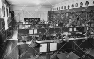 Kirjaston lukusali Phoenixissa 1930-luvulla tai 1940-luvun  alussa.