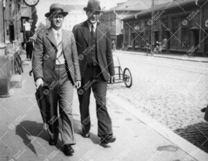 Professorit Paavo Ravila ja Julius Mark Yliopistonkadulla  10. kesäkuuta 1935.